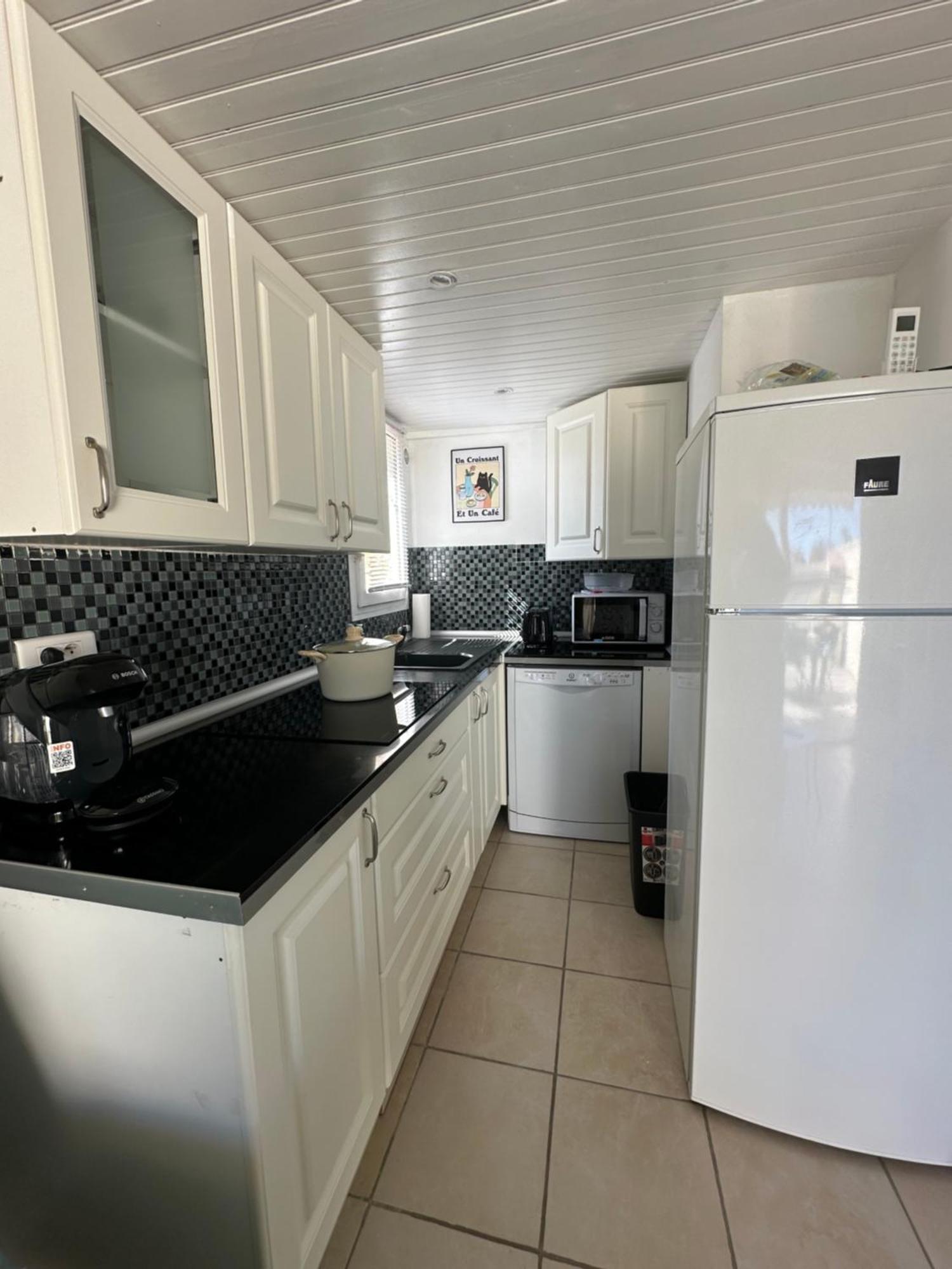 La Discrete Toute Equipee Avec Piscine Apartment Gruissan